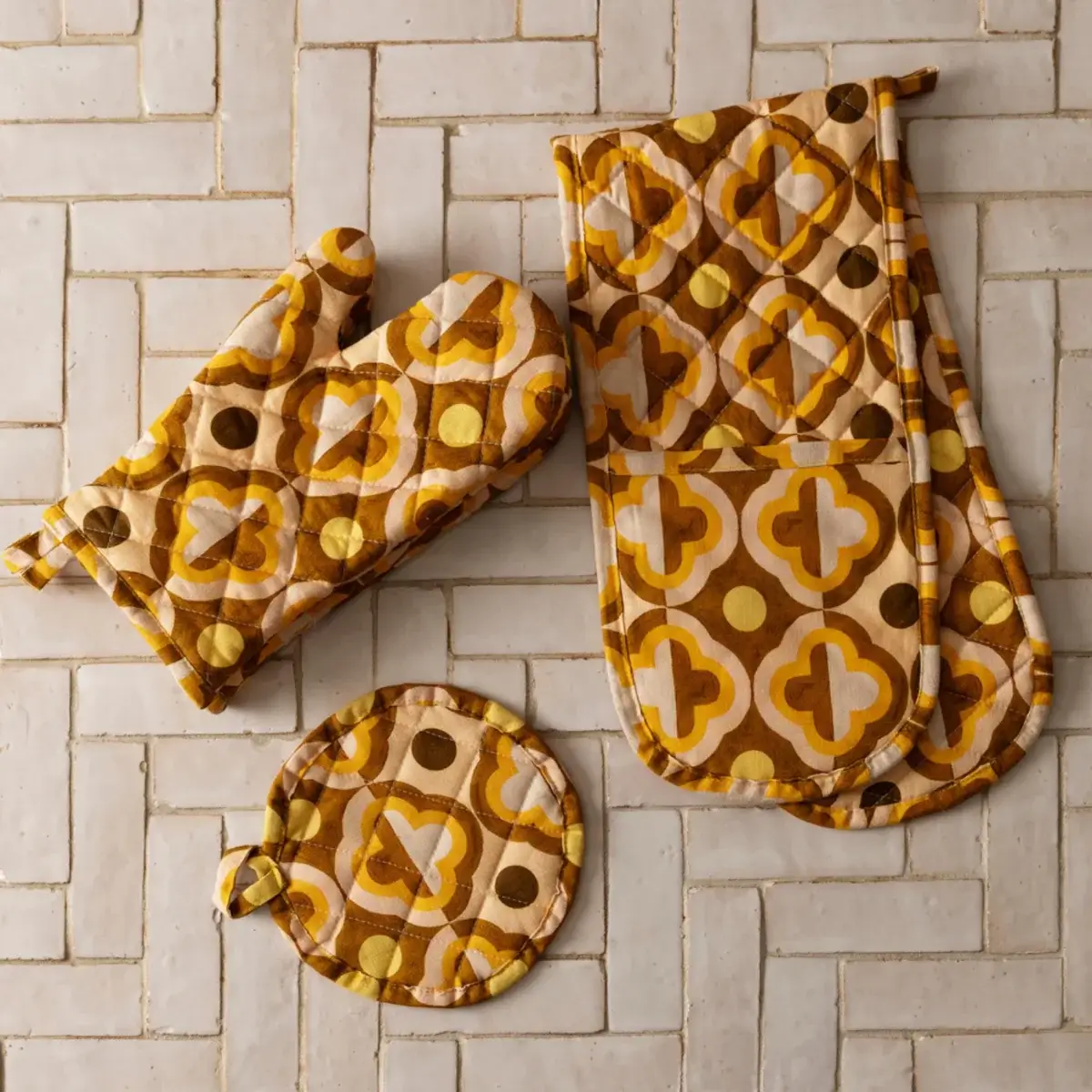 Clove Golden Oven Mitts Set - Image 2